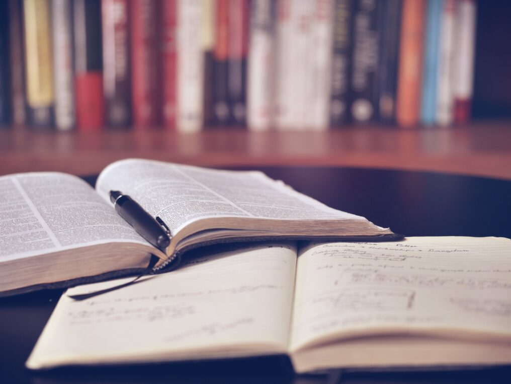 Aufgeschlagenes Buch als Symbol für Lesetempo messen und Speed Reading trainieren